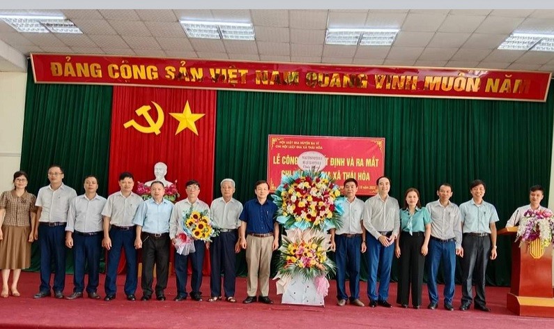 Các đại biểu lãnh đạo huyện, xã chụp ảnh lưu niệm  với Chi Hội Luật gia xã Thái Hòa Các đại biểu lãnh đạo huyện, xã chụp ảnh lưu niệm  với Chi Hội Luật gia xã Thái Hòa