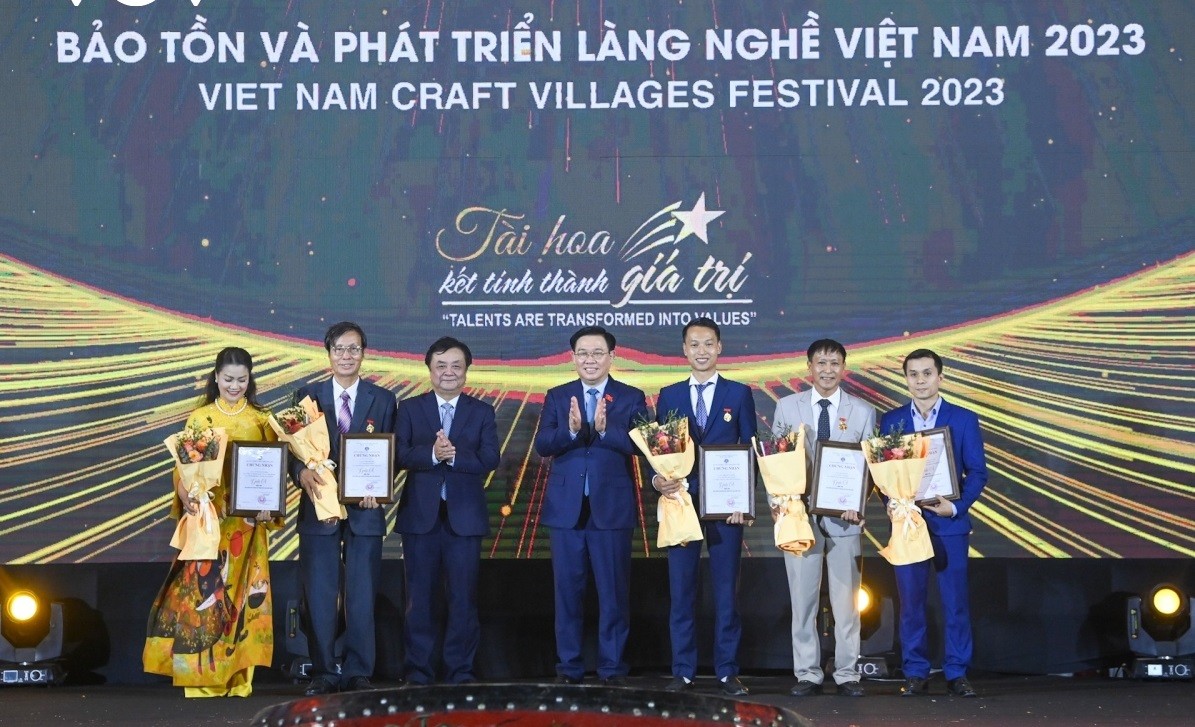 Cũng tại Lễ khai mạc, Chủ tịch Quốc hội Vương Đình Huệ đã trao giải Hội thi sản phẩm thủ công mỹ nghệ Việt Nam năm 2023 cho 44 tác giả. Cũng tại Lễ khai mạc, Chủ tịch Quốc hội Vương Đình Huệ đã trao giải Hội thi sản phẩm thủ công mỹ nghệ Việt Nam năm 2023 cho 44 tác giả.