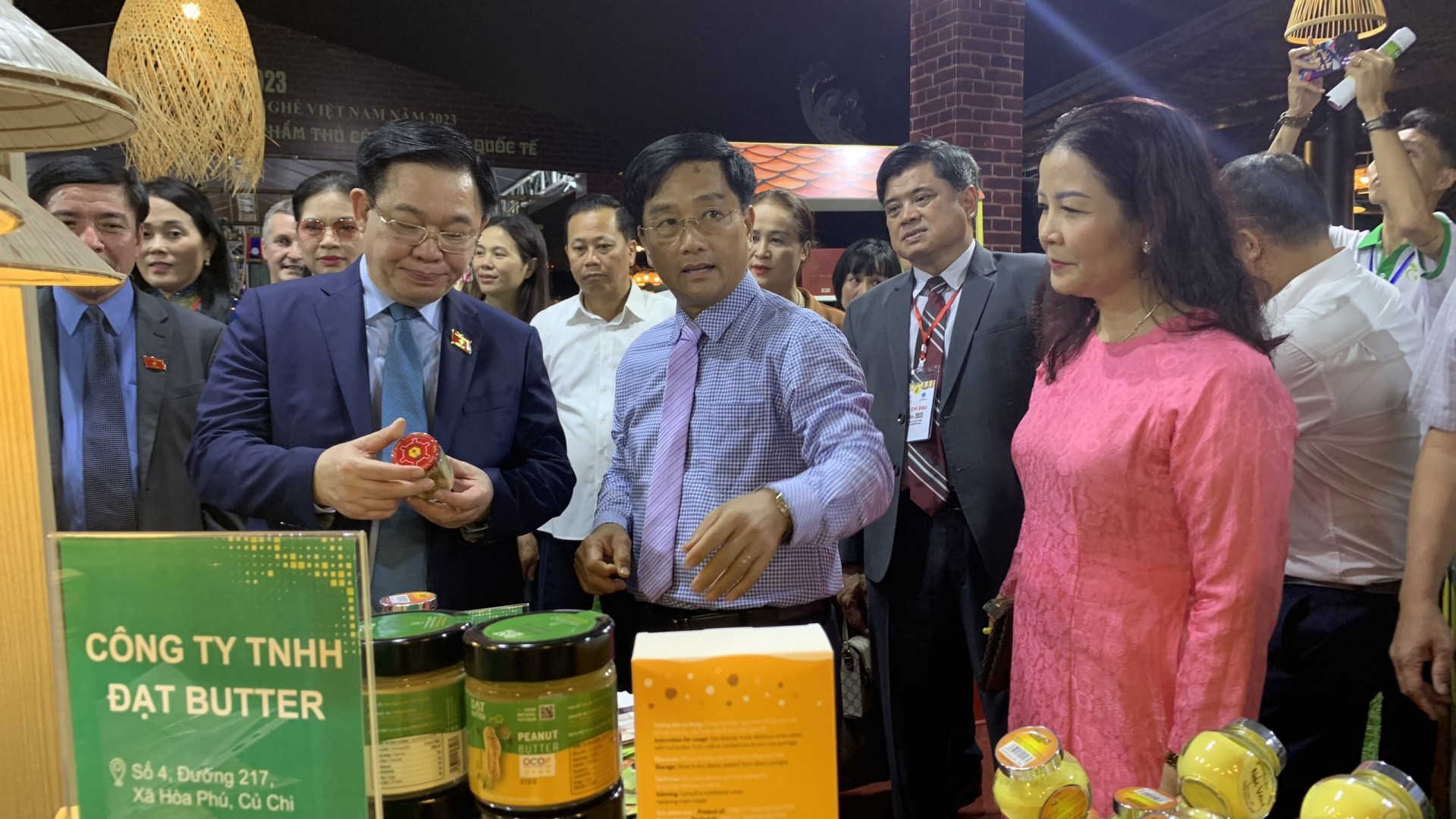 Chủ tịch Quốc hội Vương Đình Huệ thăm quan các gian hàng tại Festival Bảo tồn và Phát triển làng nghề Việt Nam 2023 Chủ tịch Quốc hội Vương Đình Huệ thăm quan các gian hàng tại Festival Bảo tồn và Phát triển làng nghề Việt Nam 2023