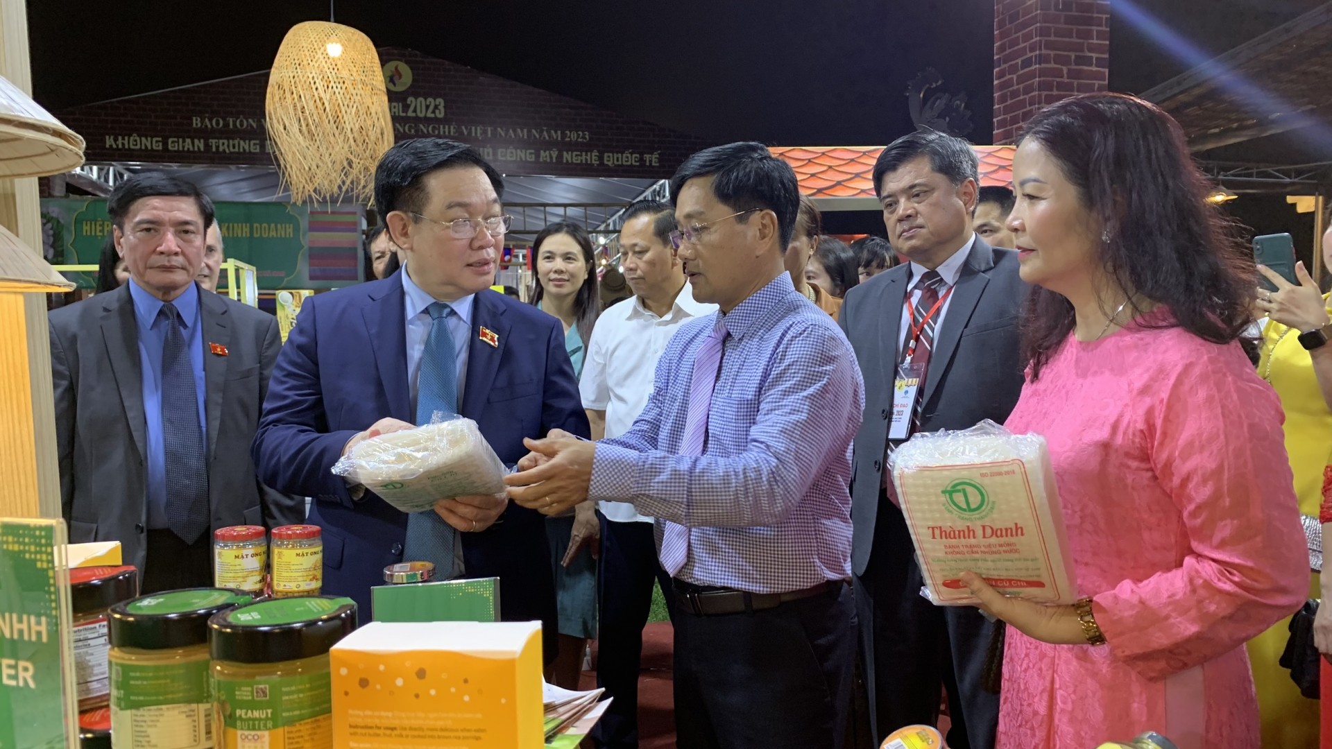 Chủ tịch Quốc hội Vương Đình Huệ thăm quan các gian hàng tại Festival Bảo tồn và Phát triển làng nghề Việt Nam 2023 Chủ tịch Quốc hội Vương Đình Huệ thăm quan các gian hàng tại Festival Bảo tồn và Phát triển làng nghề Việt Nam 2023