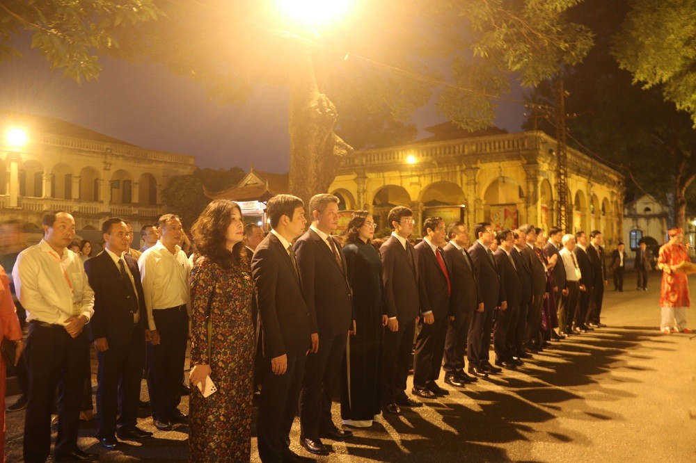 Chủ tịch Quốc hội Vương Đình Huệ; lãnh đạo Bộ NNPTNT, UBND TP Hà Nội và các đại biểu đã tham dự Lễ dâng hương tại Điện Kính Thiên trong di tích Hoàng thành Thăng Long. Chủ tịch Quốc hội Vương Đình Huệ; lãnh đạo Bộ NNPTNT, UBND TP Hà Nội và các đại biểu đã tham dự Lễ dâng hương tại Điện Kính Thiên trong di tích Hoàng thành Thăng Long.