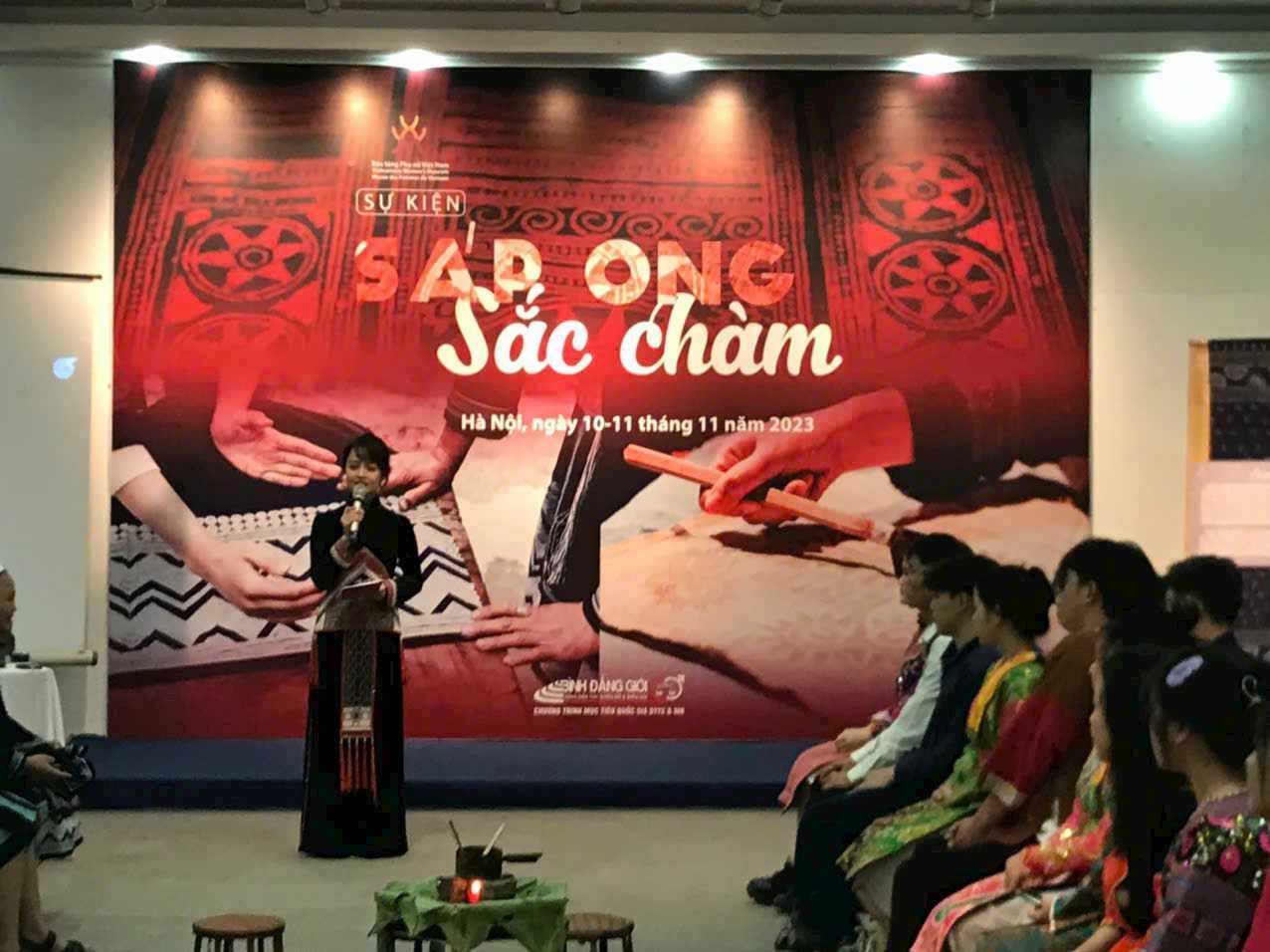 Độc đáo không gian 'Sáp ong - Sắc chàm'