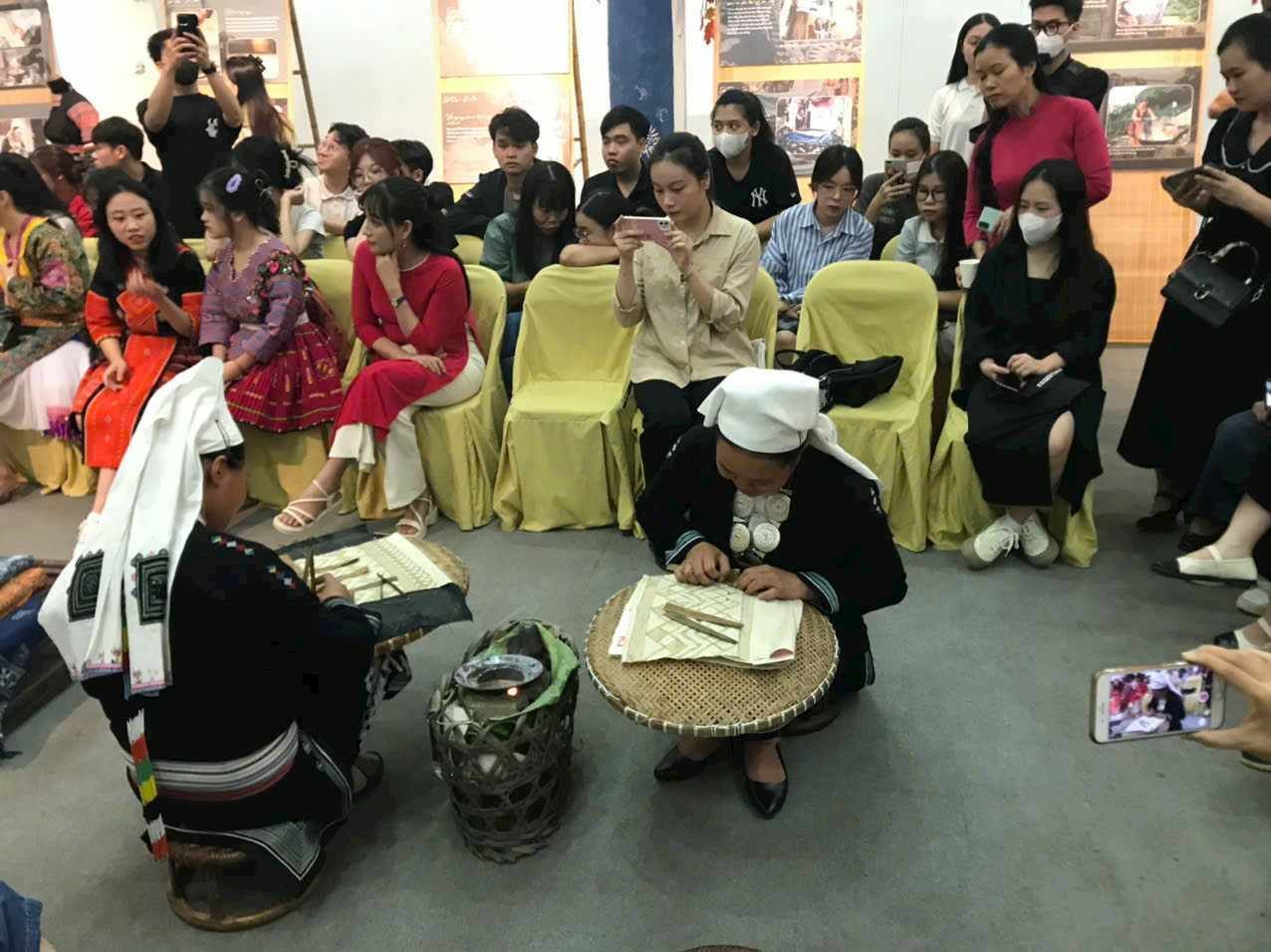 Độc đáo không gian 'Sáp ong - Sắc chàm'