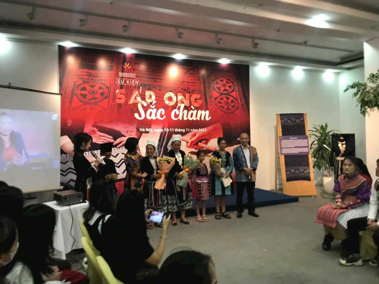 Độc đáo không gian 'Sáp ong - Sắc chàm'