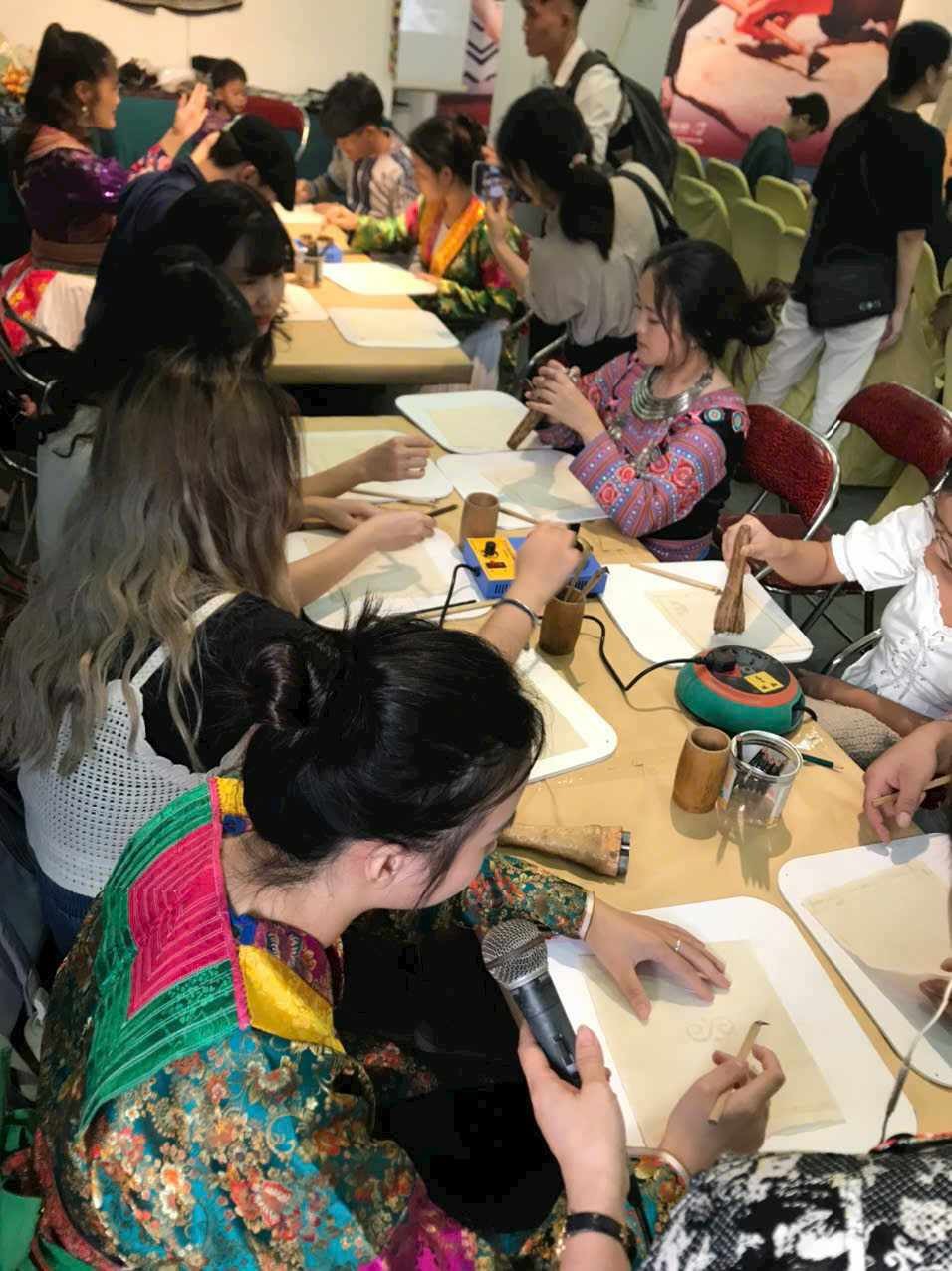 Độc đáo không gian 'Sáp ong - Sắc chàm'