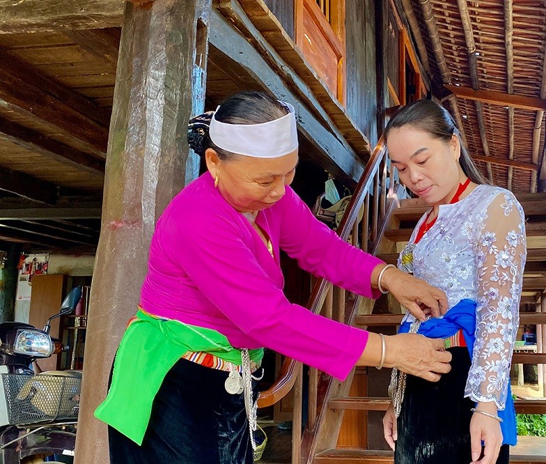 Tạo hoa văn cạp váy - Nghệ thuật độc đáo dân tộc Mường Hòa Bình Tạo hoa văn cạp váy - Nghệ thuật độc đáo dân tộc Mường Hòa Bình