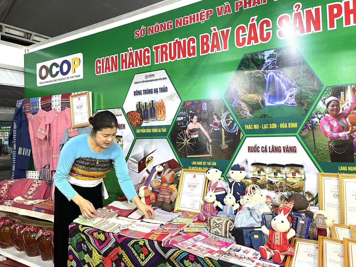 HTX dệt thổ cẩm và dịch vụ du lịch Chiềng Châu, xã Chiềng Châu(Mai Châu) tham gia các triển lãm, hội chợ nhằm quảng bá sản phẩm, mở rộng thị trường tiêu thụ thổ cẩm.