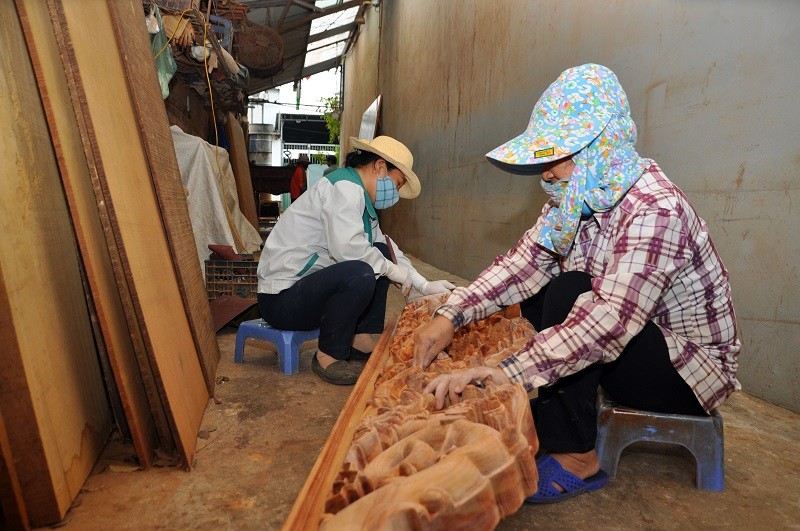   Các hộ dân làng nghề mộc Lũng Hạ tất bật tạo ra những sản phẩm chất lượng phục vụ thị trường Tết. Ảnh Chu Kiều