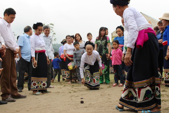 Trò chơi dân gian tò lẹ của đồng bào dân tộc Thái Trò chơi dân gian tò lẹ của đồng bào dân tộc Thái
