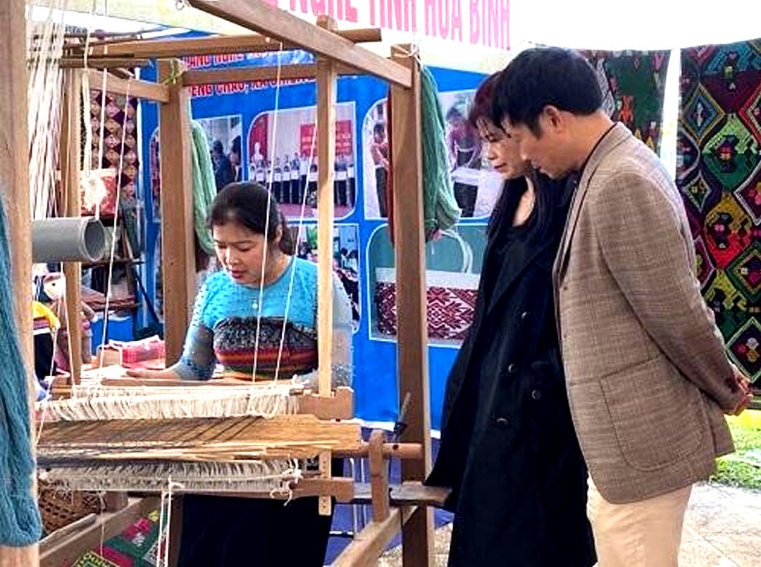 Khuyến khích các ngành nghề truyền thống xây dựng thương hiệu cho các sản phẩm đặc thù của địa phương Khuyến khích các ngành nghề truyền thống xây dựng thương hiệu cho các sản phẩm đặc thù của địa phương