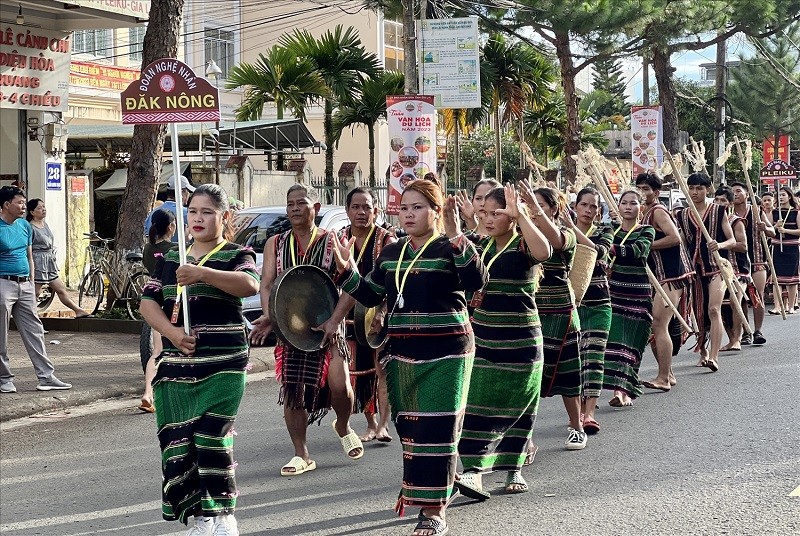 Các đoàn nghệ nhân chuẩn bị công phu, kỹ lưỡng về nhạc cụ, hoá trang... khi tham gia Lễ hội đường phố Các đoàn nghệ nhân chuẩn bị công phu, kỹ lưỡng về nhạc cụ, hoá trang... khi tham gia Lễ hội đường phố