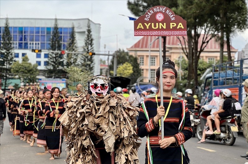 Đoàn nghệ nhân tỉnh Lâm Đồng tham gia trình diễn cồng chiêng tại Lễ hội đường phố Đoàn nghệ nhân tỉnh Lâm Đồng tham gia trình diễn cồng chiêng tại Lễ hội đường phố