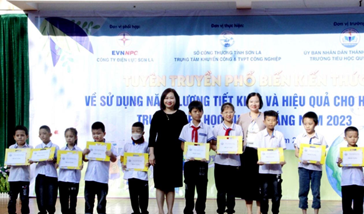 Trung tâm Khuyến công và Tư vấn phát triển công nghiệp trao quà cho học sinh Trường tiểu học Quyết Thắng Trung tâm Khuyến công và Tư vấn phát triển công nghiệp trao quà cho học sinh Trường tiểu học Quyết Thắng