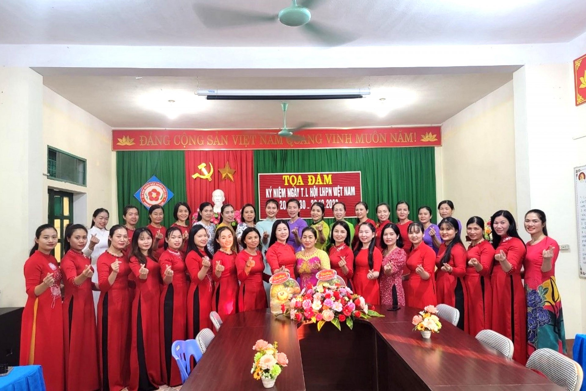 Tập thể cán bộ quản lý, giáo viên, nhân viên trường mầm non Đa Lộc tọa đàm ngày phụ nữ Việt Nam Tập thể cán bộ quản lý, giáo viên, nhân viên trường mầm non Đa Lộc tọa đàm ngày phụ nữ Việt Nam