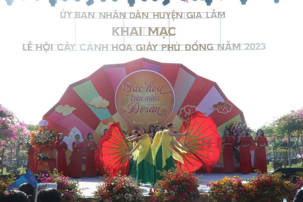 Lễ hội cây cảnh hoa giấy Phù Đổng diễn ra từ ngày 17 - 19/11 với nhiều hoạt động văn hóa văn nghệ, trưng bày, trình diễn nghệ thuật tạo hình, ghép cây hoa giấy Lễ hội cây cảnh hoa giấy Phù Đổng diễn ra từ ngày 17 - 19/11 với nhiều hoạt động văn hóa văn nghệ, trưng bày, trình diễn nghệ thuật tạo hình, ghép cây hoa giấy