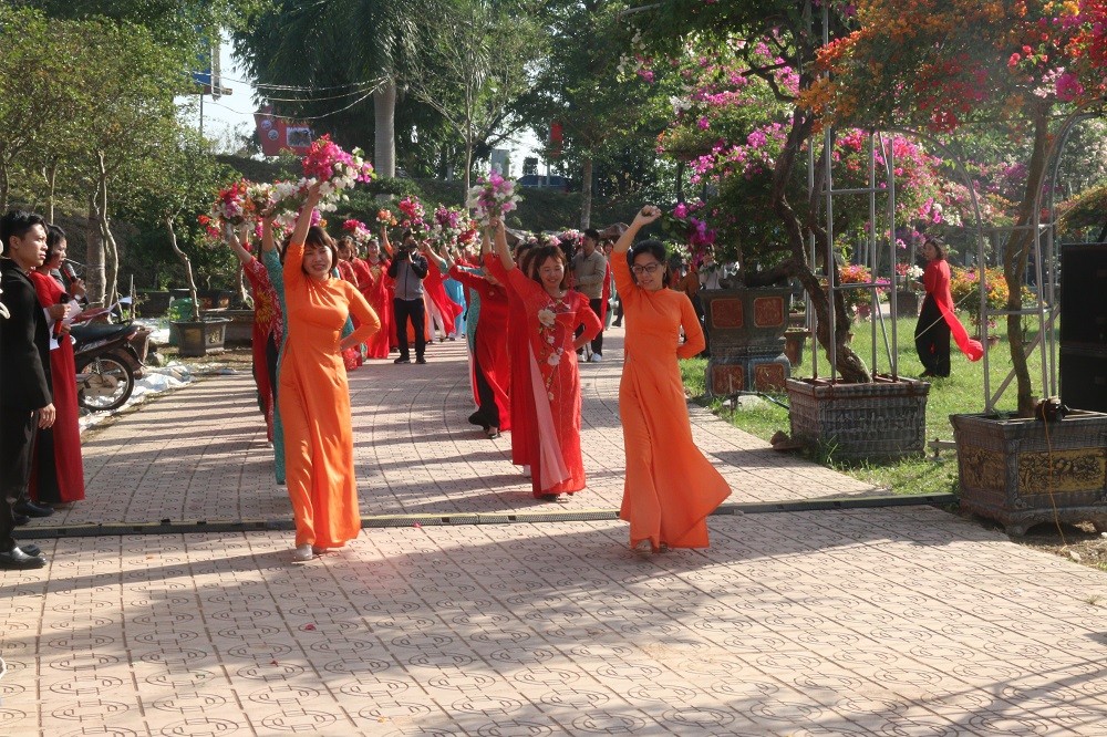 Màn diễu hành hoa giấy đặc sắc của người dân xã Phù Đổng. Màn diễu hành hoa giấy đặc sắc của người dân xã Phù Đổng.