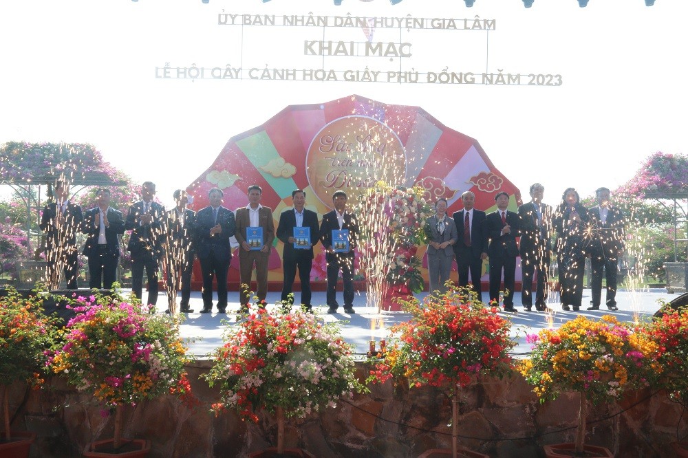 Thành viên Hội làng nghề cây cảnh hoa giấy Phù Đổng nhận quyết định thành lập. Thành viên Hội làng nghề cây cảnh hoa giấy Phù Đổng nhận quyết định thành lập.