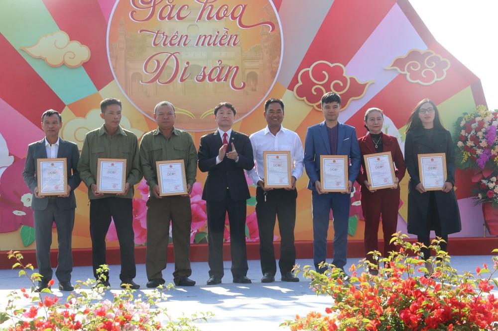 UBND huyện Gia Lâm cấp chứng nhận sản phẩm đạt OCOP cho các chủ thể. UBND huyện Gia Lâm cấp chứng nhận sản phẩm đạt OCOP cho các chủ thể.