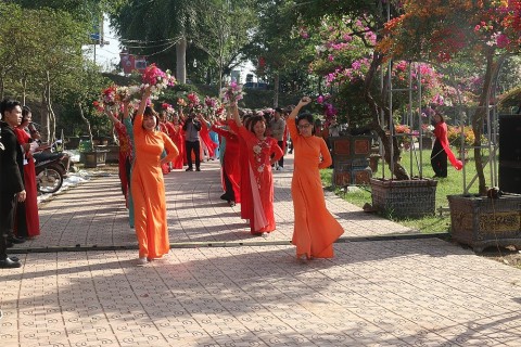 le hoi cay canh hoa giay phu dong sac hoa tren mien di san
