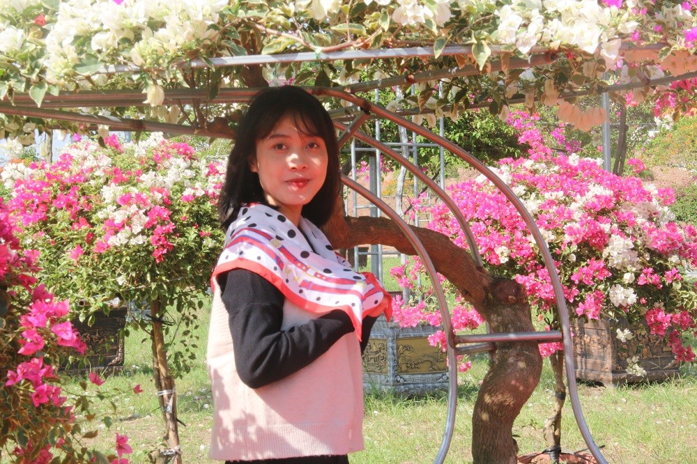 Nhiều khu khách tới tham quan, check in trong không gian ngập sắc màu hoa. Nhiều khu khách tới tham quan, check in trong không gian ngập sắc màu hoa.