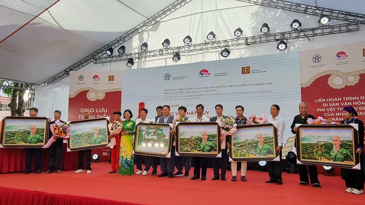 ( Long Biên) Khai mạc triển lãm Chung một sợi dây ( Long Biên) Khai mạc triển lãm Chung một sợi dây