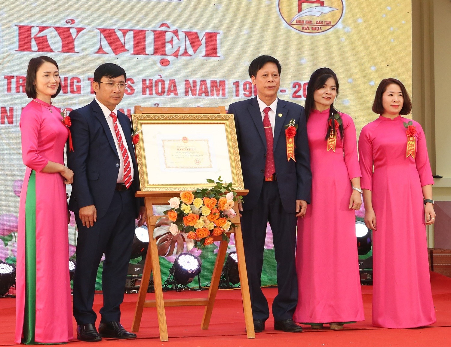 Trường THCS Hoà Nam kỷ niệm 60 năm thành lập và đón nhận Bằng khen của Bộ Giáo dục và Đào tạo