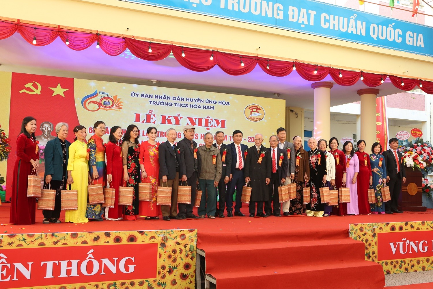 Trường THCS Hoà Nam kỷ niệm 60 năm thành lập và đón nhận Bằng khen của Bộ Giáo dục và Đào tạo Trường THCS Hoà Nam kỷ niệm 60 năm thành lập và đón nhận Bằng khen của Bộ Giáo dục và Đào tạo