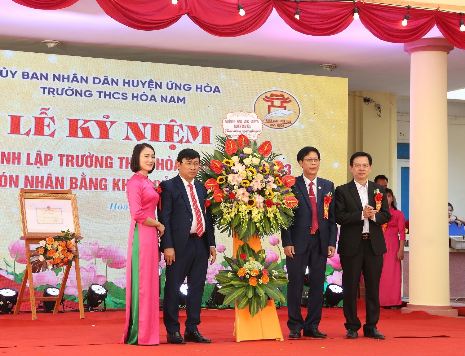 Trường THCS Hoà Nam kỷ niệm 60 năm thành lập và đón nhận Bằng khen của Bộ Giáo dục và Đào tạo Trường THCS Hoà Nam kỷ niệm 60 năm thành lập và đón nhận Bằng khen của Bộ Giáo dục và Đào tạo