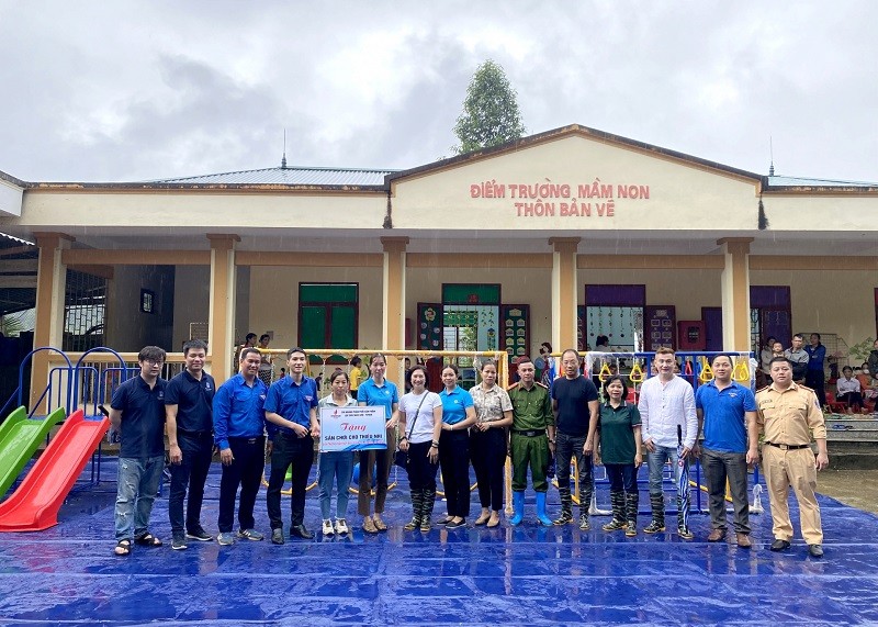 Chương trình “Đông ấm cho em” trao tặng sân chơi thiếu nhi ngoài trời và nhiều phần quà cho học sinh điểm trường Mầm non và Tiểu học Bản Vẽ (Nà Chì). Chương trình “Đông ấm cho em” trao tặng sân chơi thiếu nhi ngoài trời và nhiều phần quà cho học sinh điểm trường Mầm non và Tiểu học Bản Vẽ (Nà Chì).