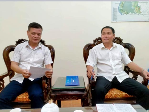 Chuyên viên Phòng Dân tộc ( bên trái) báo cáo Trưởng phòng DT tình hình 07 xã vùng núi