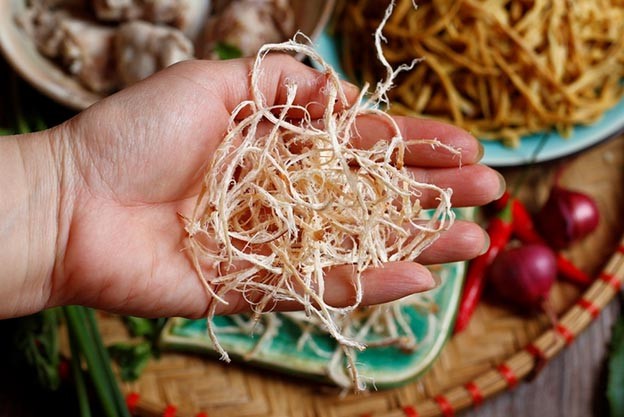 Sợi mực khô được xé thật nhỏ mới giúp canh măng mực Bát Tràng thêm ngon.canh măng mực Bát Tràng thêm ngon Sợi mực khô được xé thật nhỏ mới giúp canh măng mực Bát Tràng thêm ngon.canh măng mực Bát Tràng thêm ngon