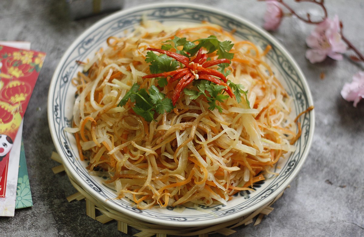 Ngoài canh măng mực, su hào xào mực khô cũng là đặc sản của người Bát Tràng trong mâm cỗ ngày Tết. Ngoài canh măng mực, su hào xào mực khô cũng là đặc sản của người Bát Tràng trong mâm cỗ ngày Tết.