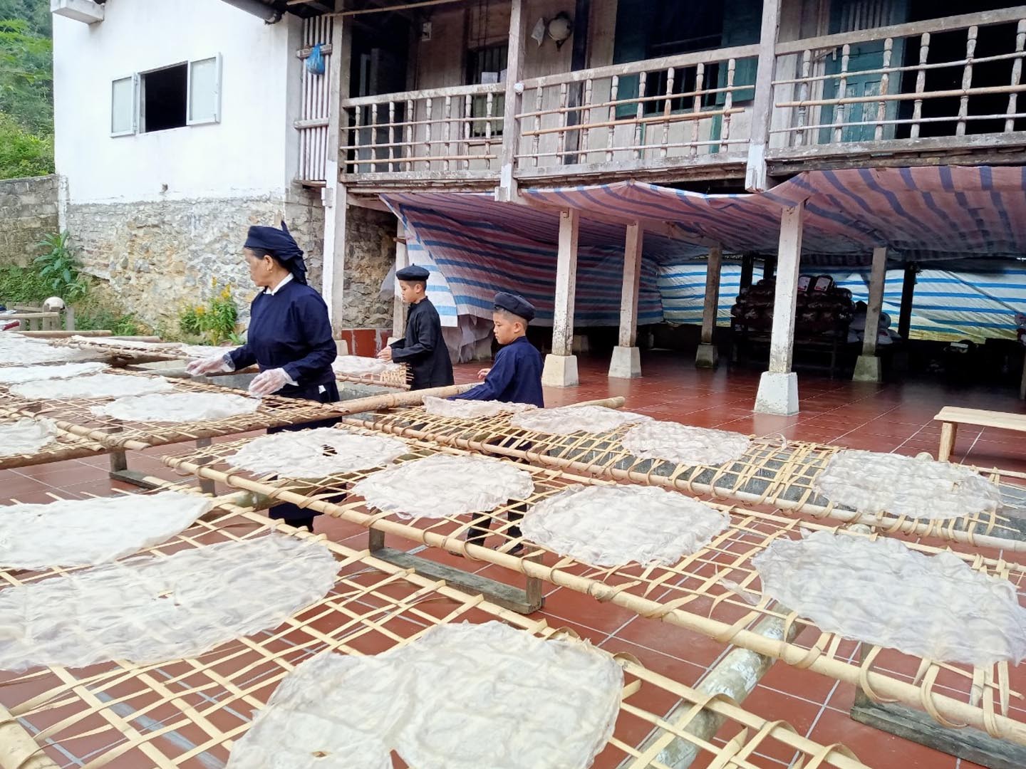 Miến dong tráng bằng tay được người dân xã Côn Minh phơi sấy