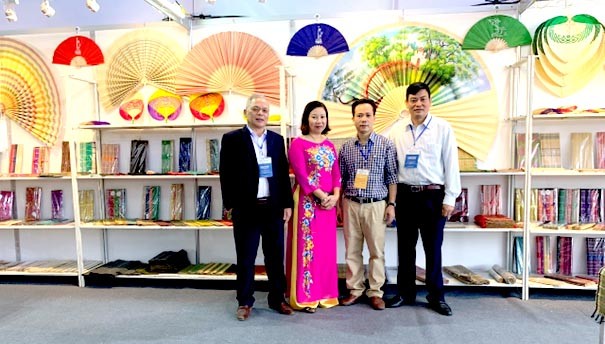 Ông Nguyễn Khắc Đồng (thứ hai bên phải sang) mang sản phẩm mây tre giang đan Bình Phú tới nhiều sự kiện xúc tiến thương mại