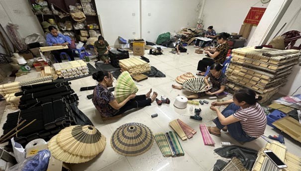 Công ty TNHH Xuất Khẩu Mỹ Nghệ Đại Việt tạo công ăn việc làm cho hàng chục lao động địa phương.
