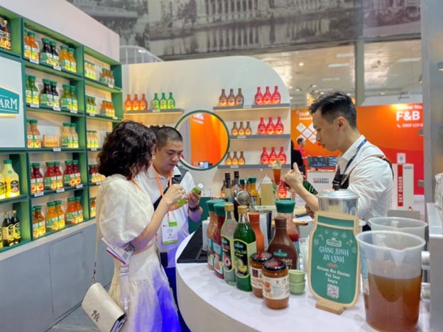 Khách tham quan gian hàng tại triển lãm Food & Hotel Hanoi 2023 Khách tham quan gian hàng tại triển lãm Food & Hotel Hanoi 2023