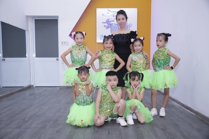 Chị Huỳnh Thị Ngọc Hà cùng các em học viên của Trung tâm dạy nhảy BLK Chị Huỳnh Thị Ngọc Hà cùng các em học viên của Trung tâm dạy nhảy BLK