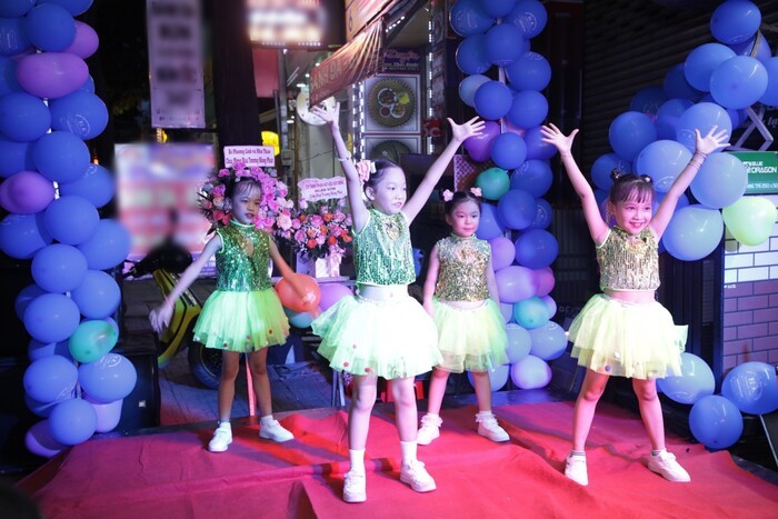 Các tiết mục hát, nhảy sôi động của học viên Trung tâm BLK trong ngày khai trương cơ sở mới Các tiết mục hát, nhảy sôi động của học viên Trung tâm BLK trong ngày khai trương cơ sở mới