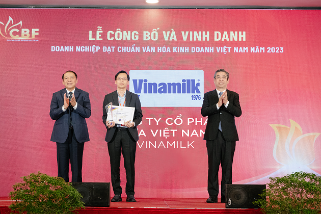 VINAMILK ĐƯỢC VINH DANH “DOANH NGHIỆP ĐẠT CHUẨN VĂN HÓA KINH DOANH VIỆT NAM”