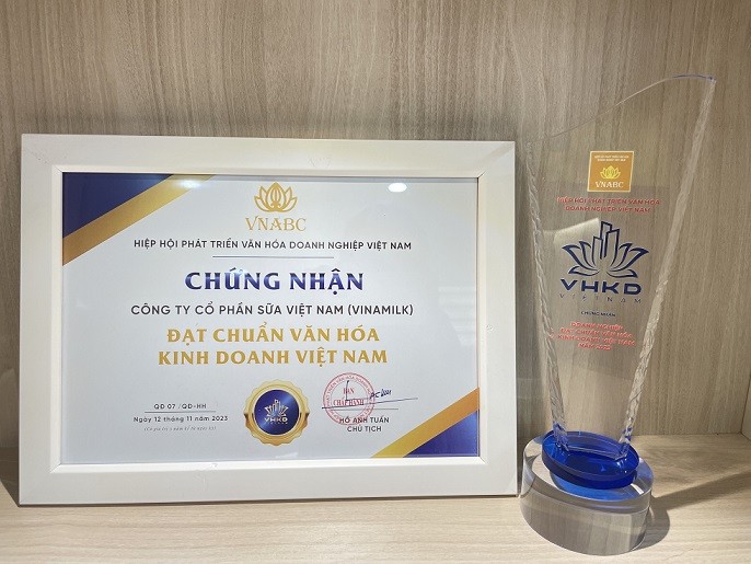 VINAMILK ĐƯỢC VINH DANH “DOANH NGHIỆP ĐẠT CHUẨN VĂN HÓA KINH DOANH VIỆT NAM”