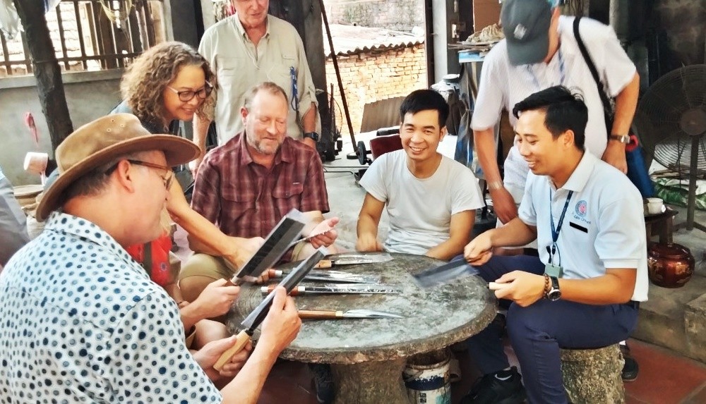 Lò rèn của gia đình anh Vũ Đức Thắng, thôn Bàn Mạch, xã Lý Nhân (Vĩnh Tường) được nhiều du khách nước ngoài đến thăm quan, tìm hiểu quy trình, kỹ thuật sản xuất.