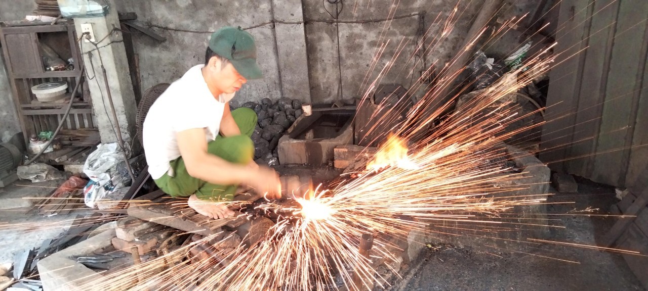 Mỗi tháng, trung bình lò rèn của gia đình anh Vũ Đức Thắng cung cấp ra thị trường khoảng 200 sản phẩm, mang lại thu nhập hàng trăm triệu đồng mỗi năm.