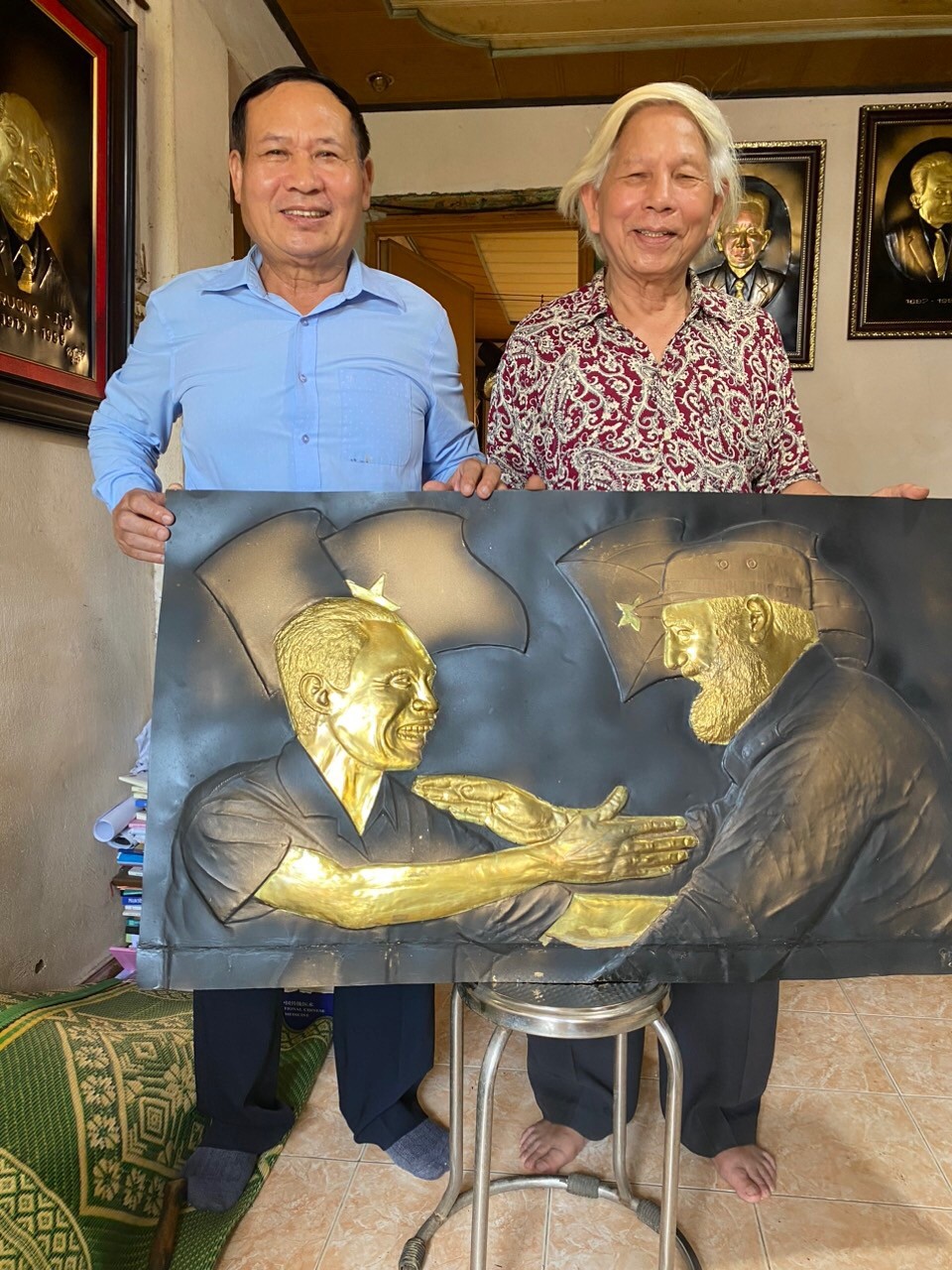 Chuyện về nhà thơ có đôi "bàn tay vàng" và những tác phẩm chân dung gò đồng "độc bản" có một không hai Chuyện về nhà thơ có đôi "bàn tay vàng" và những tác phẩm chân dung gò đồng "độc bản" có một không hai