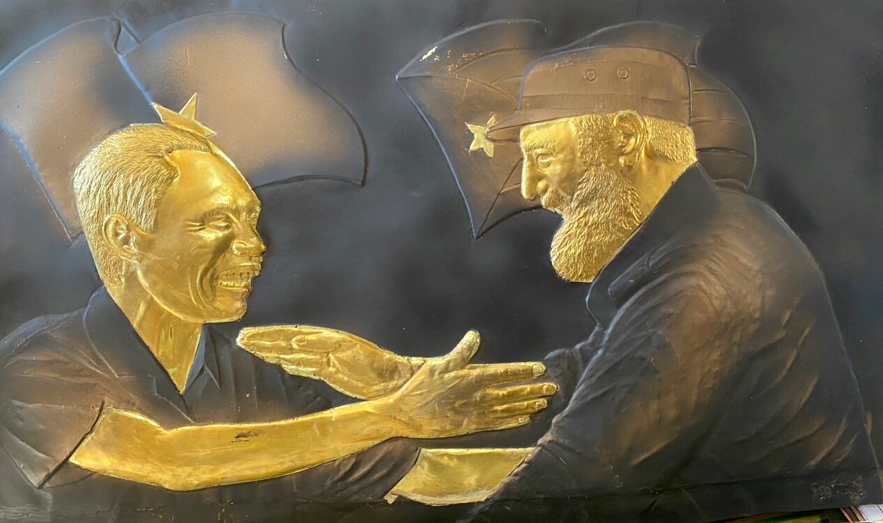 Chuyện về nhà thơ có đôi "bàn tay vàng" và những tác phẩm chân dung gò đồng "độc bản" có một không hai Chuyện về nhà thơ có đôi "bàn tay vàng" và những tác phẩm chân dung gò đồng "độc bản" có một không hai