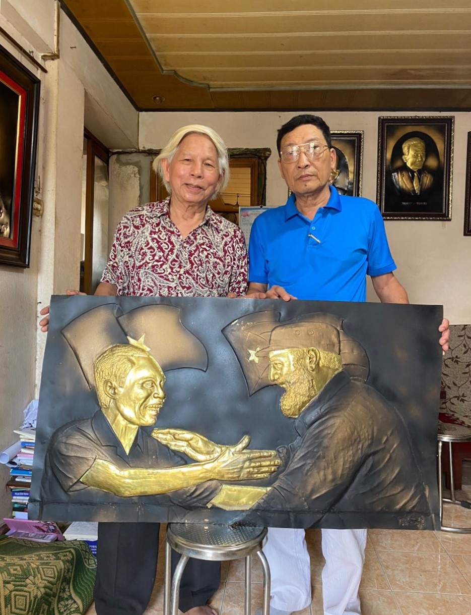 Chuyện về nhà thơ có đôi "bàn tay vàng" và những tác phẩm chân dung gò đồng "độc bản" có một không hai Chuyện về nhà thơ có đôi "bàn tay vàng" và những tác phẩm chân dung gò đồng "độc bản" có một không hai