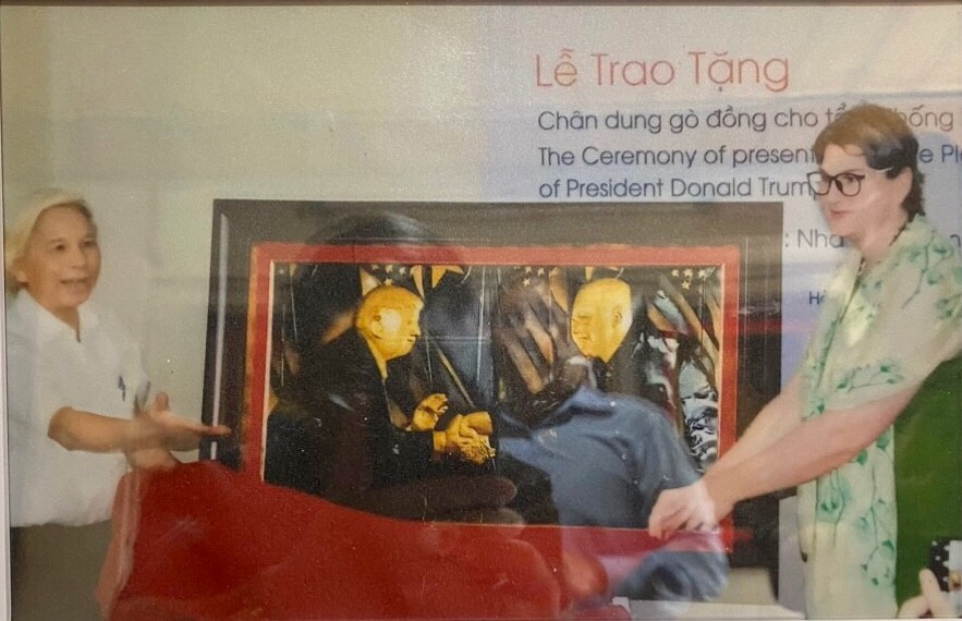 Chuyện về nhà thơ có đôi "bàn tay vàng" và những tác phẩm chân dung gò đồng "độc bản" có một không hai Chuyện về nhà thơ có đôi "bàn tay vàng" và những tác phẩm chân dung gò đồng "độc bản" có một không hai