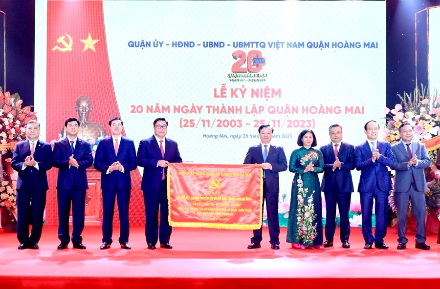 Bí thư Thành ủy Đinh Tiến Dũng trao tặng Đảng bộ, Chính quyền và Nhân dân quận Hoàng Mai bức trướng với dòng chữ: “Đoàn kết - Dân chủ - Kỷ cương - Đổi mới” phát huy thành tựu 20 năm xây dựng và phát triển Giàu đẹp -Văn minh - Hiện đại.  Bí thư Thành ủy Đinh Tiến Dũng trao tặng Đảng bộ, Chính quyền và Nhân dân quận Hoàng Mai bức trướng với dòng chữ: “Đoàn kết - Dân chủ - Kỷ cương - Đổi mới” phát huy thành tựu 20 năm xây dựng và phát triển Giàu đẹp -Văn minh - Hiện đại.