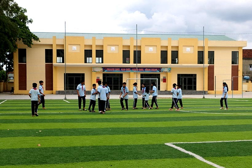 Sân thể dục và nhà đa năng hiện đại tại Trường THCS Bình Thịnh. Sân thể dục và nhà đa năng hiện đại tại Trường THCS Bình Thịnh.