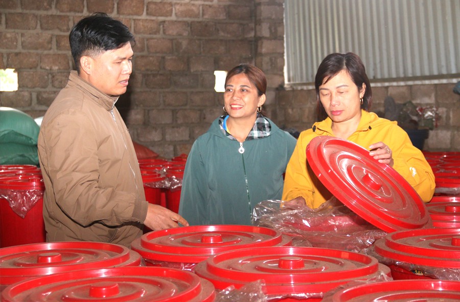 Lãnh đạo xã Bằng Phúc tham quan mô hình rượu men lá Bằng Phúc  tại HTX rượu men lá Bằng Phúc.  Lãnh đạo xã Bằng Phúc tham quan mô hình rượu men lá Bằng Phúc  tại HTX rượu men lá Bằng Phúc.