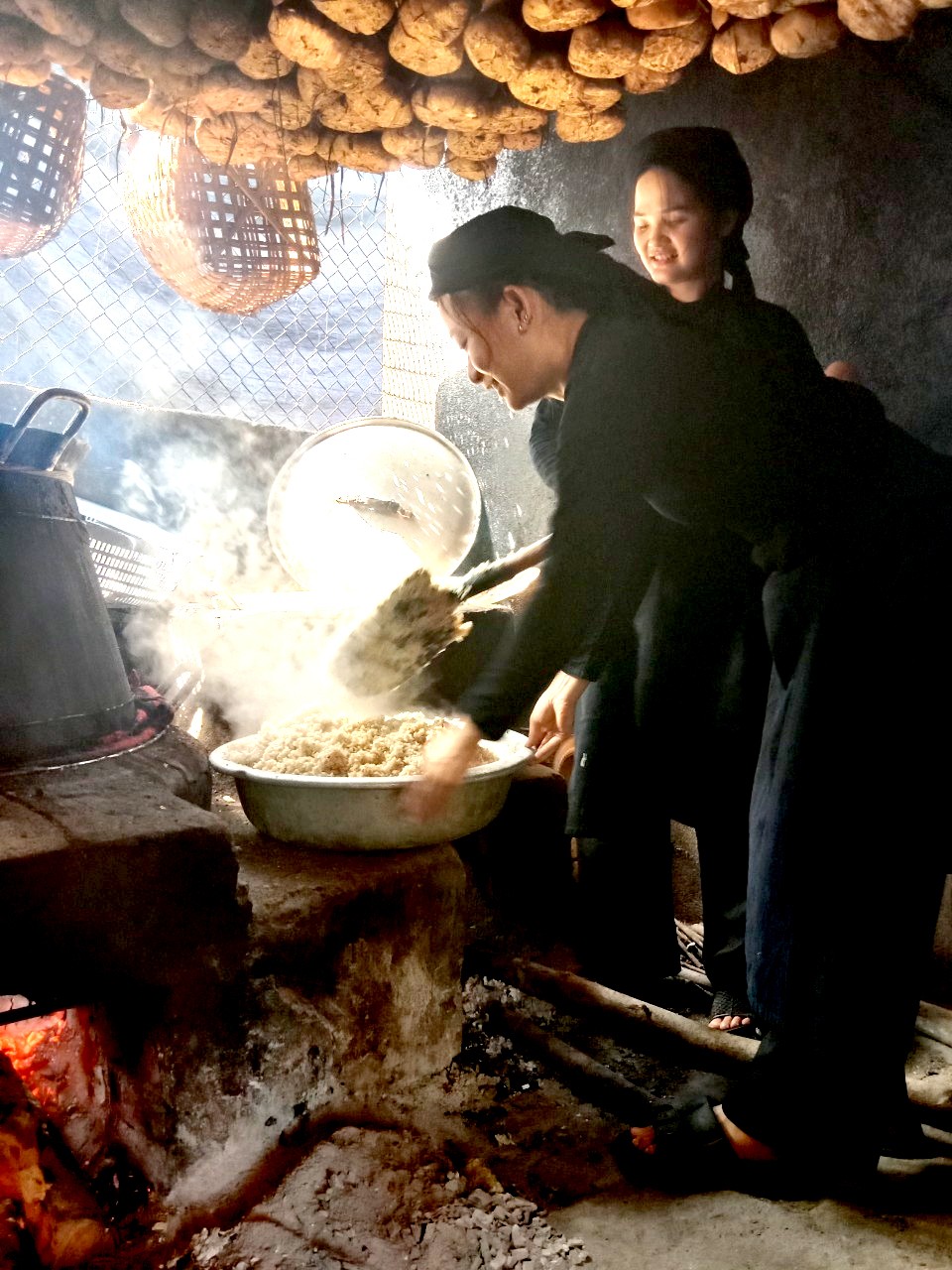 Người dân thôn Nà Pài, xã Bằng Phúc, huyện Chợ Đồn, tỉnh Bắc Kạn đang nấu rượu men lá từ quả men truyền thống của người Tày.